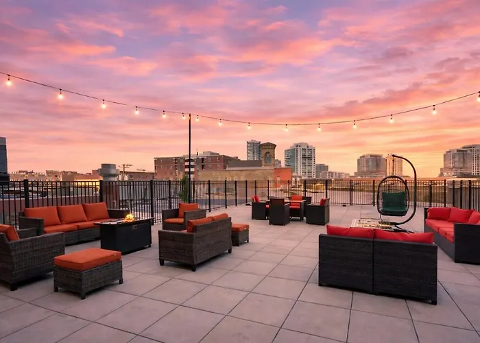 Mccormick Place 2br Spacious Corner Unit With Optional Parking Sleeps 6 Guests Near Soldier Field And Grant Park