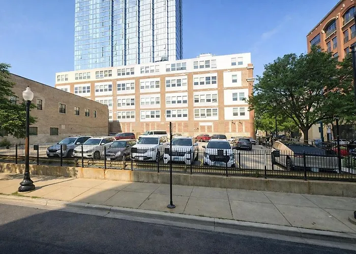 Mccormick Place 2br Spacious Corner Unit With Optional Parking Sleeps 6 Guests Near Soldier Field And Grant Park * Chicago