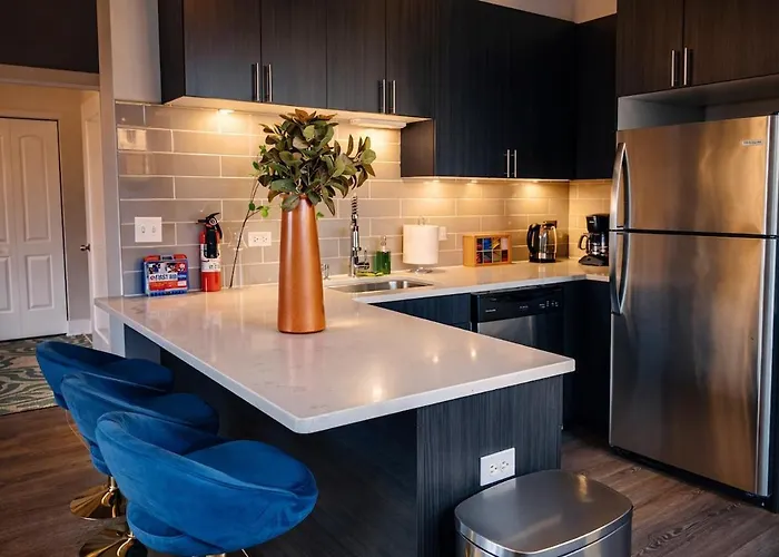 Mccormick Place 2br Spacious Corner Unit With Optional Parking Sleeps 6 Guests Near Soldier Field And Grant Park
